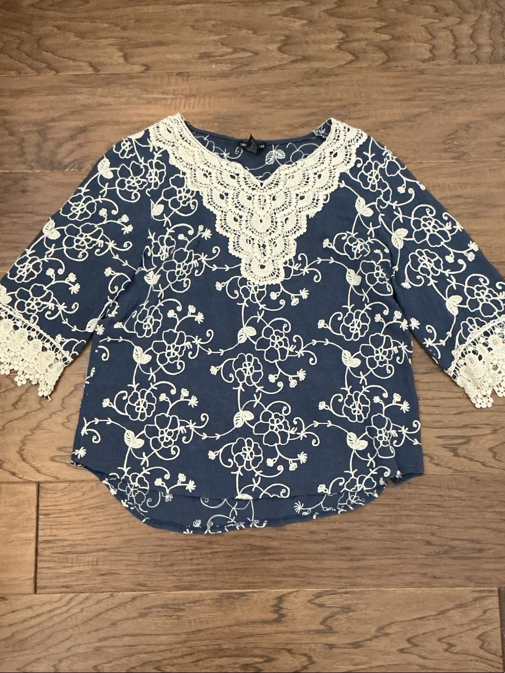 Lauren Michelle Navy Floral 3/4 length sleeve Blouse M with Cream Crochet Trim